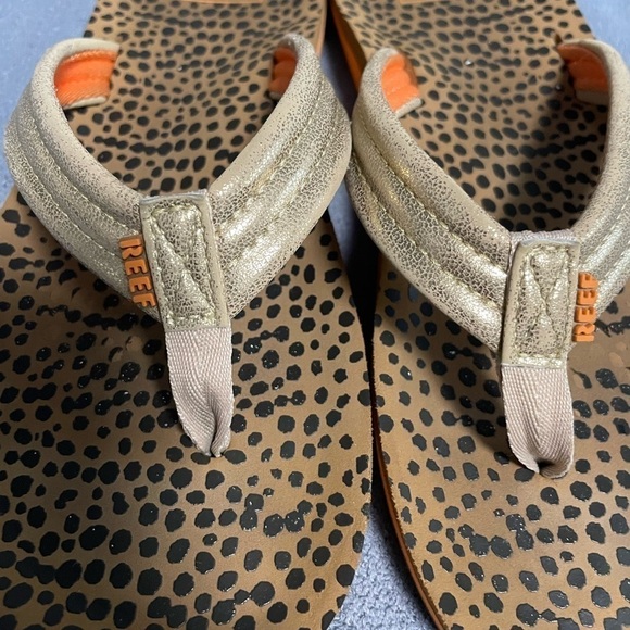Reef Kids Ahi Flip Flops in metallic with animal print footbed. Size 6 - Picture 5 of 7